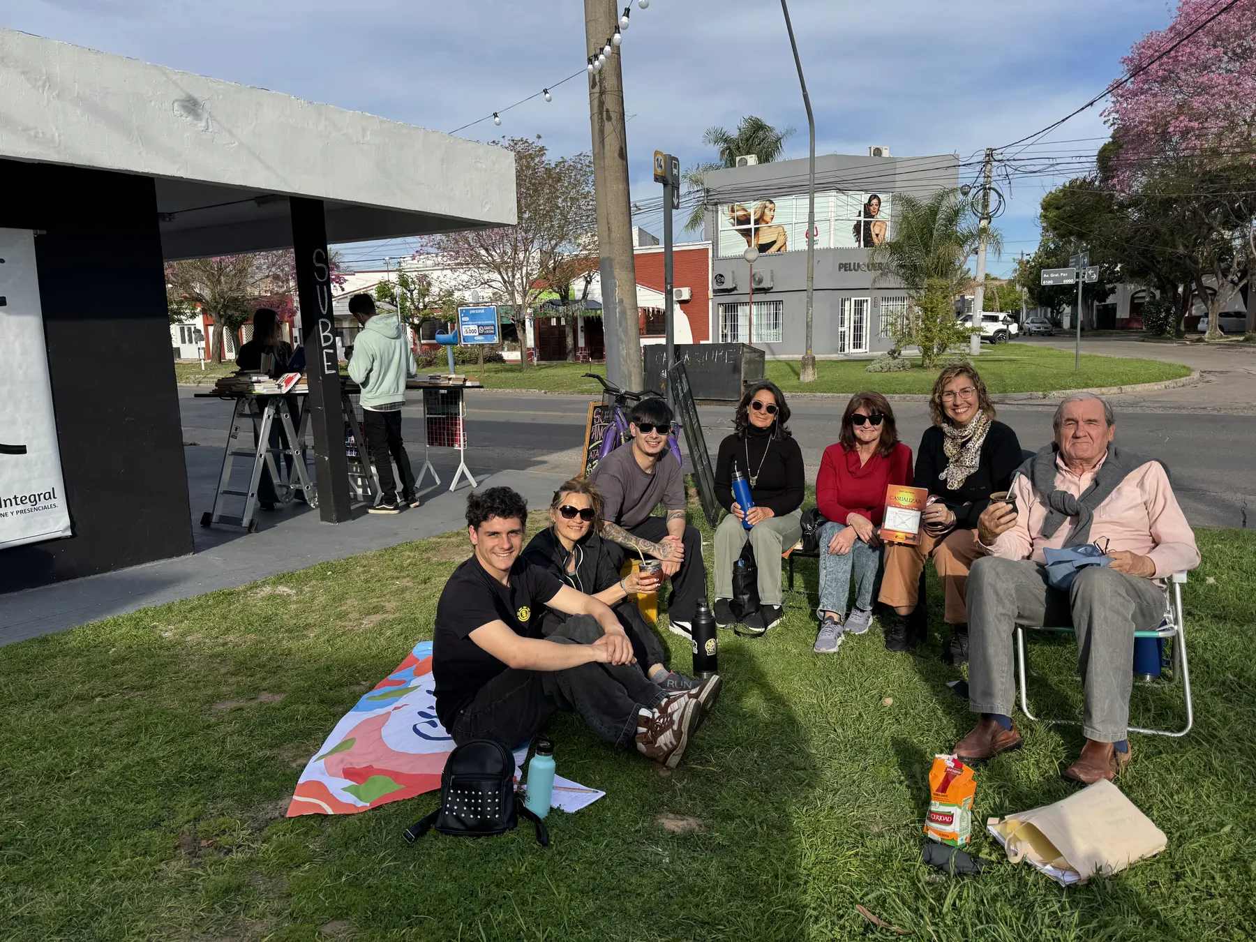 Lectores reunidos al aire libre frente al local de Distribuidor Marcial